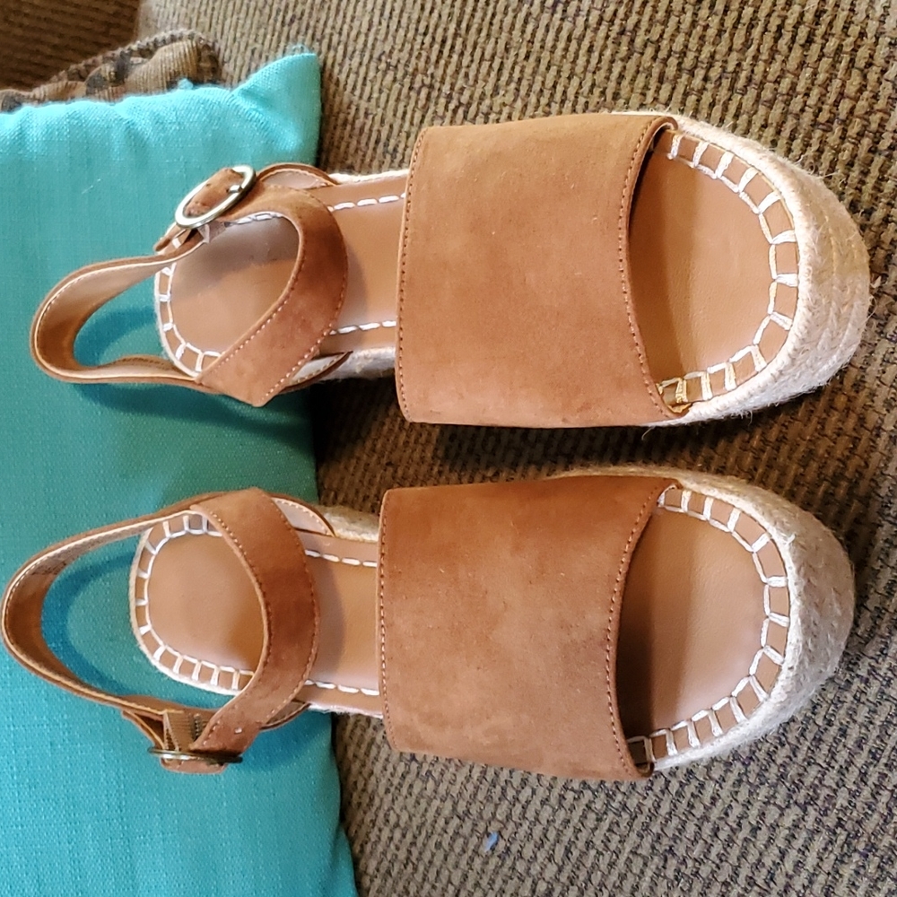 Universal Thread's camel wedge heel size 8.5